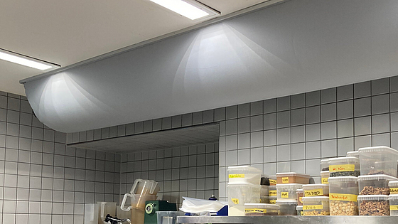 Textile Luftdurchlässe: Bei dieser preiswerten und funktionalen Lösung zum Nachrüsten ... | © BGN / Peter Rietschel Textiler Luftdurchlass zur Küchenlüftung