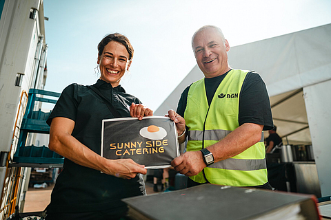 BGN-Arbeitsschutzexperte Stephan Thomassohn berät Clara Seipp von Sunny Side Catering in allen Sicherheitsfragen.