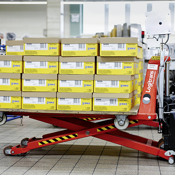 Hubwagen mit automatischer Höhenanpassung belagert mit Kartons
