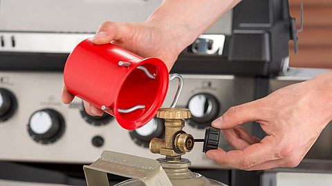 Flüssiggasflasche mit den beiden Schutzeinrichtungen Verschlussmutter und Ventilschutzkappe. | © GOK Regler- und Armaturen Gesellschaft mbH & Co. KG Gasflasche ohne Kappe