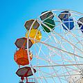 Buntes Riesenrad vor blauem Himmel.