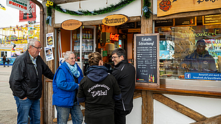 Sichtbar gute Stimmung: Die beiden Frauen wissen die Unterstützung ihrer Berufsgenossenschaft sehr zu schätzen. | © Martin Hangen München Die BGN auf dem Oktoberfest 2025, Wurstbraterei Besichtigung