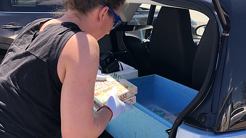 Trockeneis darf nur in einer geeigneten und ordnungsgemäß verschlossenen Box aus Polystyrol (EPS) oder Polyurethan-Hartschaum (PU) transportiert werden, die gegen Umkippen gesichert ist. | © BGN Trockeneis_Wiesmeier