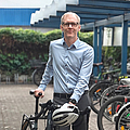 Henrik Habenicht mit seinem Fahrrad an den Fahrradständern
