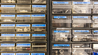 Stecker, Adapter, Kabel, Kupplungen: Für jedes benötigte Versuchssetting ist man hier bestens gerüstet. | © Hubert Braxmaier Stecker, Adapter und Elektronikzubehör im Messraum der Versuchsanlage Kappelrodeck