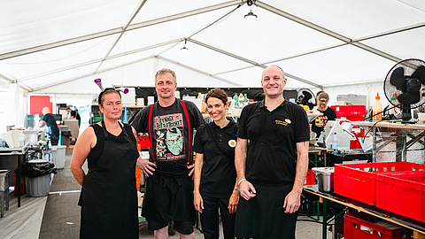 Kristina Block, Tobias Viebig, Clara Seipp und Paul Cusack (v. l. n. r.) von Sunny Side Catering im Küchenzelt beim Highfield-Festival.