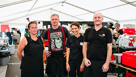 Kristina Block, Tobias Viebig, Clara Seipp und Paul Cusack (v. l. n. r.) von Sunny Side Catering im Küchenzelt beim Highfield-Festival.