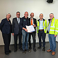 Markus Denzer (JTI, 3. v. l.) erhält die Silberne Ehrennadel der BGN von Thomas Fritsch (BGN, 4. v. l.). | © Sabrina Sassen / JTI Übergabe der Silbernen Ehrennadel der BGN an Markus Denzer von JTI