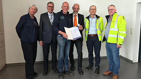 Übergabe der Silbernen Ehrennadel der BGN an Markus Denzer von JTI