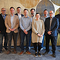 Gruppenfoto der zukünftigen BGN-Aufsichtspersonen mit ihren beiden Ausbildern | © BGN | Ellen Weidenfeld Gruppenfoto der zukünftigen BGN-Aufsichtspersonen mit ihren beiden Ausbildern