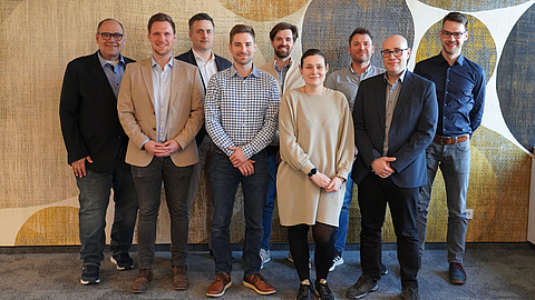 Gruppenfoto der zukünftigen BGN-Aufsichtspersonen mit ihren beiden Ausbildern