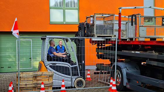 Zwei Personen während des Seminars im Innenhof der Bildungstätte Reinhardsbrunn vor LKW und umgeben von Pylonen