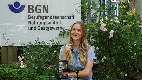 Lena Roß schaut in die Kamera.
