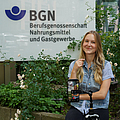 Lena Roß schaut in die Kamera.