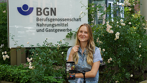 Lena Roß schaut in die Kamera.