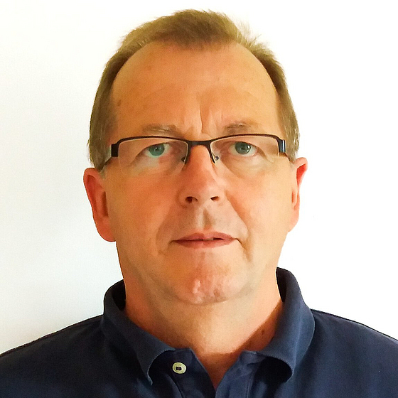 Waldemar Herget vor einer weißen Wand