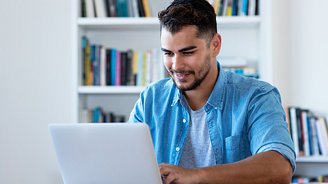 Junger Mann arbeitet am Laptop | © Daniel Ernst - stock.adobe.com Junger Mann arbeitet am Laptop