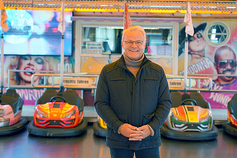 Edmund Diebold junior an seinem Autoscooter