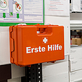 Erste Hilfe Kasten in einem Unternehmen | © benjaminnolte - stock.adobe.com Erste Hilfe Kasten in einem Unternehmen