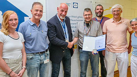 Personen freuen sich über die Auszeichnung mit der Silbernen BGN-Ehrenmedaille