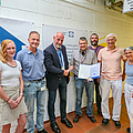 Personen freuen sich über die Auszeichnung mit der Silbernen BGN-Ehrenmedaille