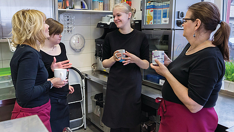 4 Mitarbeiterinnen machen Kaffeepause