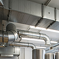 Raumlufttechnische Anlage an der Decke eines hellen Raums. | © Aleks Kend Raumlufttechnische Anlage an der Decke eines hellen Raums.