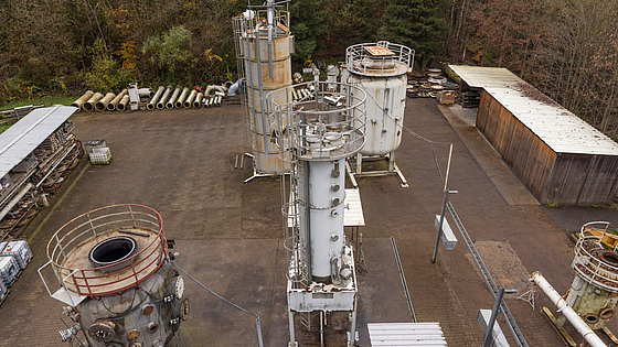 ... sind Silos für Explosionsversuche in diversen Größen, von mannshoch bis haushoch. | © Hubert Braxmaier Blick auf das Gelände der Versuchsanlage Kappelrodeck