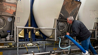 Ein kurzer Blick in den Biertank genügt und Ernst Jacob sieht anhand der Prüfplakette, ob eine aktuelle Prüfung nach Betriebssicherheitsverordnung vorliegt. | © Martin Hangen München Oktoberfest 2025, Prüfung eines Biertanks