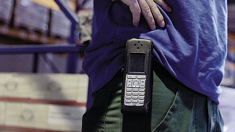 Mitarbeiter mit Personennotsignaleinrichtung | © Oliver Rüther / BGN Mitarbeiter mit Personennotsignaleinrichtung