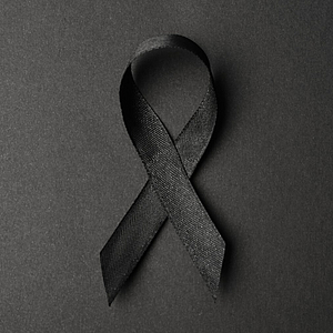 Bei Tod infolge eines Versicherungsfalls gewährt die gesetzliche Unfallversicherung gewährt den Hinterbliebenen verschiedene Leistungen. | © New Africa - stock.adobe.com Todesfall