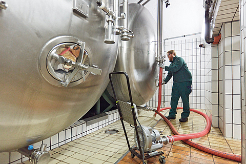 Der Heinzelmann ein Industriesauger, der CO2 aus den liegenden Lagertanks ausbläst