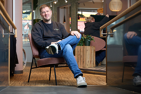 Max C. Luscher, Inhaber und Mitgründer des Inklusionscafés Coffee, Brownies and Downies in Oberursel | © Dominik Buschardt Max C. Luscher, Inhaber und Mitgründer des Inklusionscafés Coffee, Brownies and Downies in Oberursel