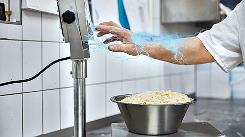 Beim Anfassen der Waage gibt es einen Stromschlag