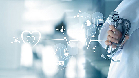 Arzt mit einem Stethoskop in der Hand