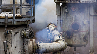 Einen Augenblick später kracht es im Silo, ... | © Hubert Braxmaier Frank Hockenberger in der Werkstatt der Versuchsanlage Kappelrodeck