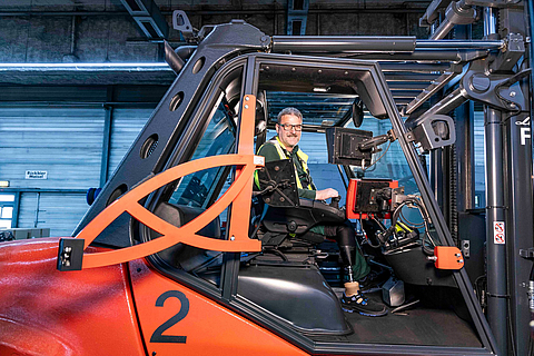 Damit Dirk Appel weiter am alten Arbeitsplatz arbeiten kann, wurden in seinem Stapler Pedale und Sitzschienen verlegt und ein Joystick eingebaut. | © Boris Golz/Brauerei C. & A. Veltins GmbH & Co. KG Akzente Gabelstapler Reha