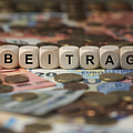 Buchstabenwürfel mit dem Wort Beitrag liegen auf Geldscheinen und Münzen | © domoskanonos - stock.adobe.com Buchstabenwürfel mit dem Wort Beitrag liegen auf Geldscheinen und Münzen