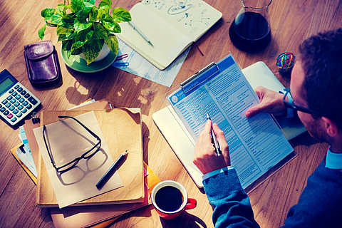 Mann füllt Anmeldebogen aus