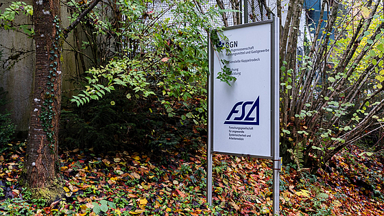 Idyllisch hier. Was man mitten im Schwarzwald nicht unbedingt erwarten würde, ... | © Hubert Braxmaier Eingangsschild an der Versuchsanlage Kappelrodeck