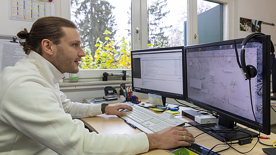 Der wissenschafliche Mitarbeiter Felix Deibel überwacht einen Explosionsversuch in der Versuchsanlage Kappelrodeck.