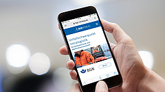Hände halten ein Smartphone auf dem die BGN-App Intralog angezeigt wird.