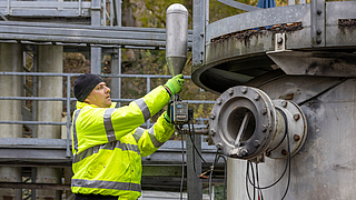 Mechaniker Peter Schweiß montiert Druckluftflaschen an einem Versuchsbehälter auf der Versuchsanlage Kappelrodeck.