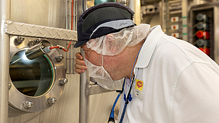 Mitarbeiter prüft Vakuumbandtrockner im Maggi-Werk Singen