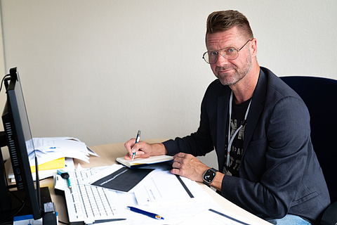 Andreas Blei (BGN-BEM-Koordinator) arbeitet an seinem Schreibtisch