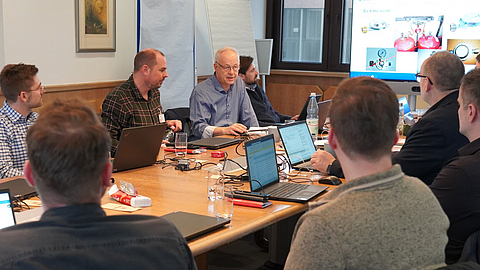 Fachexperte Thomas Real erklärt zukünftigen Aufsichtspersonen den sicheren Umgang mit Gas