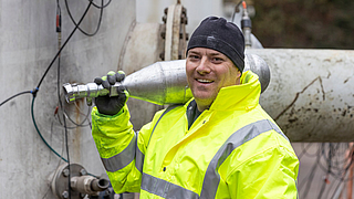 Mechaniker Peter Schweiß montiert Druckluftflaschen an einem Versuchsbehälter auf der Versuchsanlage Kappelrodeck.