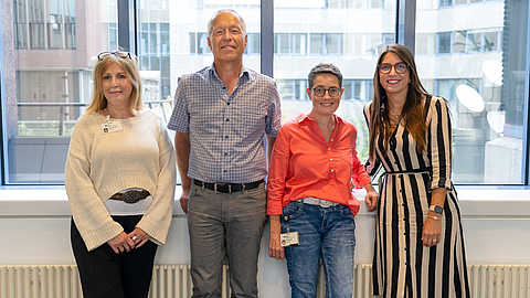 Im Team Atemwegssprechstunde bei der BGN in Mannheim arbeitet ausschließlich medizinisches Fachpersonal: Agnes Weigand, Anja Düputell und Miriam Moll sowie Dr. Roger Kühn. | © BGN/Saskia Nagel von links: Agnes Weigand, Dr. Roger Kühn, Anja Dueputell und Miriam Moll stehen lächelnd vor einer großen Fensterfront