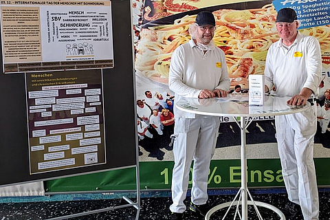 Barrierefreiheit, Behinderung, Inklusion im Beruf: Infogespräche zu diesen und weiteren Aspekten führten Thomas Jansen von der Schwerbehindertenvertretung (links) und Jörg Holz im Maggi-Werk Lüdinghausen. | © Thomas Jansen, Jörg Holz Infogespräch Maggi Werk Lüdinghausen