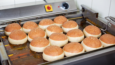 Frittierte Berliner in der Backstube